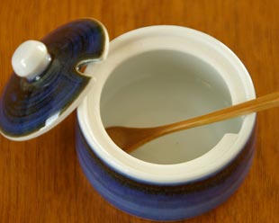 砥部焼・梅山窯 藍色の薬味入れの中