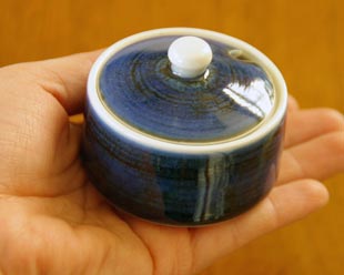 砥部焼・梅山窯 藍色の薬味入れを手に持って