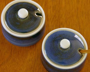 砥部焼・梅山窯 藍色の薬味入れを上から見て