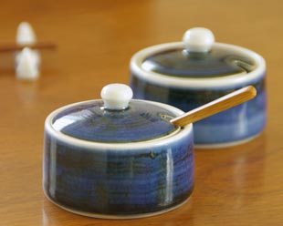 砥部焼・梅山窯 藍色の薬味入れを横から見て