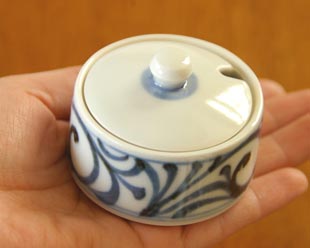 砥部焼・梅山窯 唐草の薬味入れを手に持って