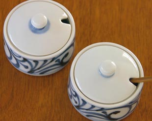 砥部焼・梅山窯 唐草の薬味入れを上から見て