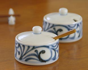 砥部焼・梅山窯 唐草の薬味入れを横から見て
