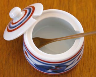 砥部焼・梅山窯 みつ葉の薬味入れの中