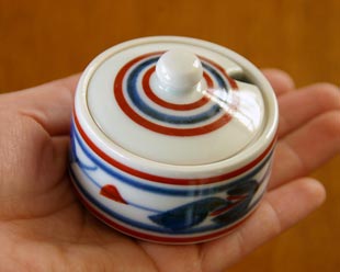 砥部焼・梅山窯 みつ葉の薬味入れを手に持って