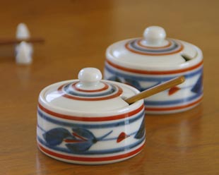 砥部焼・梅山窯 みつ葉の薬味入れを横から見て