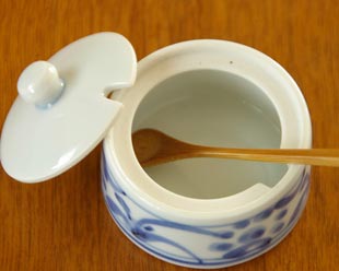 砥部焼・梅山窯 赤太陽の薬味入れの中