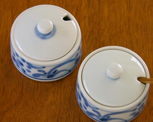 砥部焼・梅山窯 太陽柄の薬味入れを上から見て