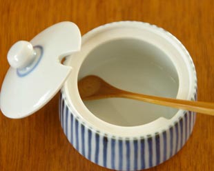 砥部焼・梅山窯 とくさ柄の薬味入れの中