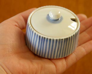 砥部焼・梅山窯 とくさ柄の薬味入れを手に持って