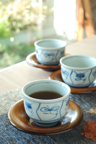 砥部焼・梅山窯 なずなの湯呑に番茶を