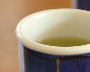 砥部焼・梅山窯 藍色の八角湯呑の飲み口部分