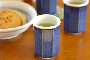梅山窯 藍色の八角湯呑にお茶を入れて