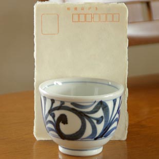 砥部焼・梅山窯　からくさの湯呑をはがきと比較して