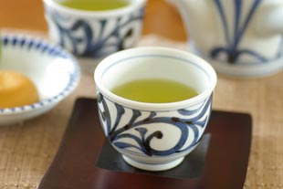 梅山窯　からくさの湯呑に緑茶をいれて