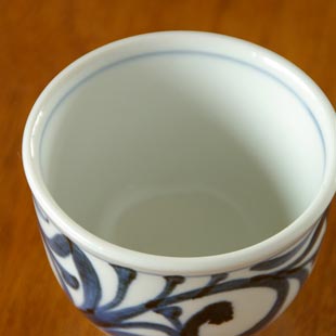 砥部焼・梅山窯　からくさの湯呑を上から見て