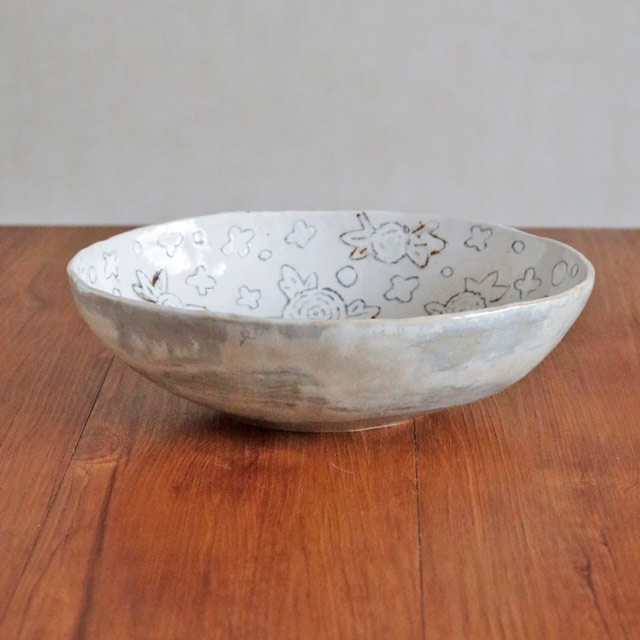白絵のオーバル鉢 横からのシルエット