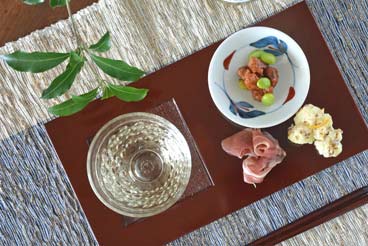香川漆器 つむぎ後藤の銘々盆に前菜とグラスを