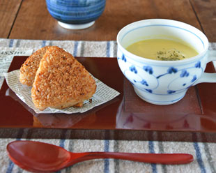 香川漆器 つむぎ後藤の銘々盆に焼おにぎりを