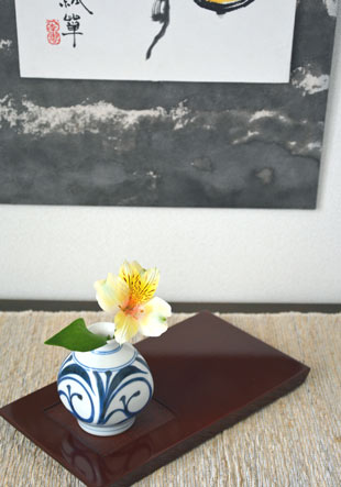 香川漆器 つむぎ後藤の銘々盆を花台として