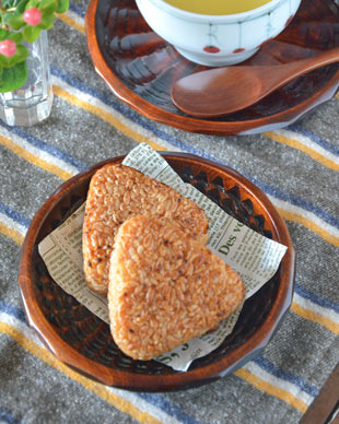 香川漆器 ハツリノミ彫の茶托におにぎりを