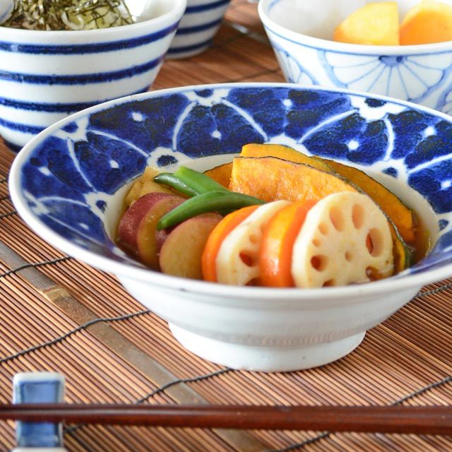 和食器・砥部焼 染付花の縁付鉢(6寸)