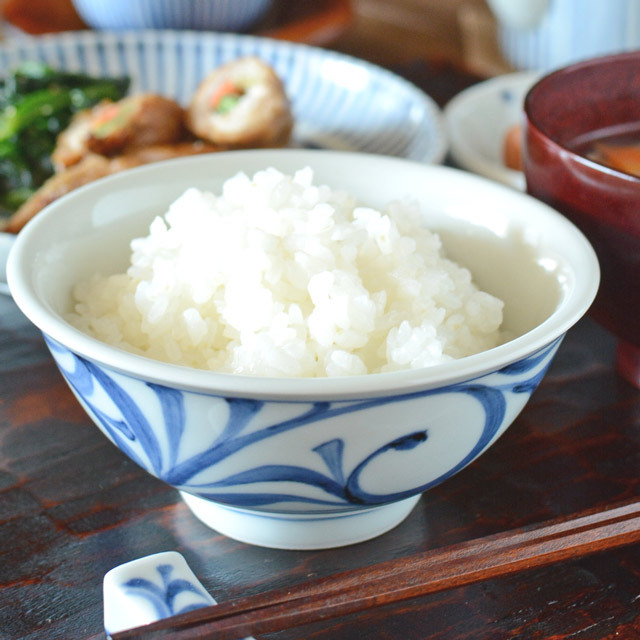 和食器・砥部焼 外底からくさの反茶碗(3.6寸)