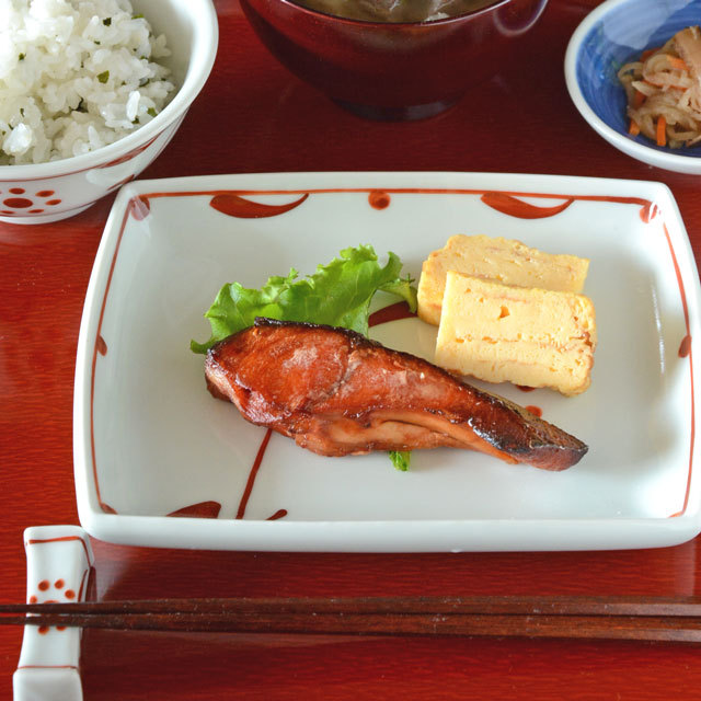 和食器・砥部焼 赤太陽の角皿(5.5寸)