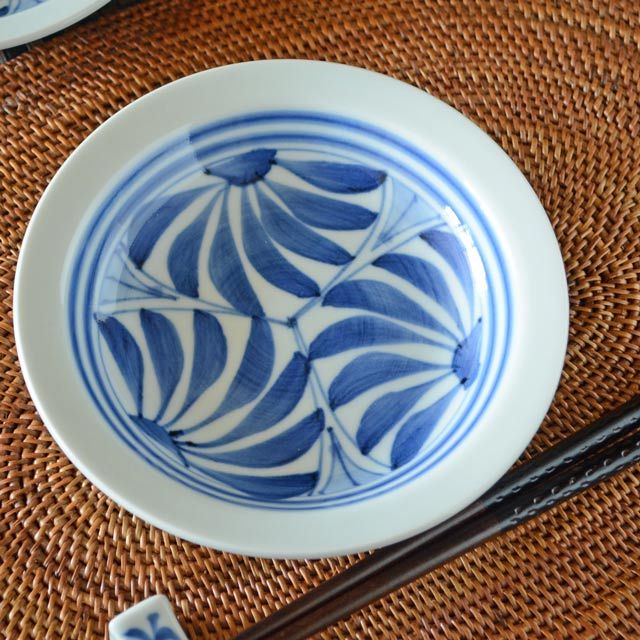 和食器・砥部焼 流れ菊の縁付深皿(5寸)