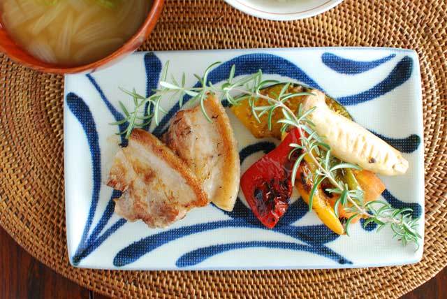 和食器・砥部焼 からくさの布目角皿(7.5寸)