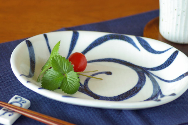 和食器・砥部焼 からくさの布目小判深皿