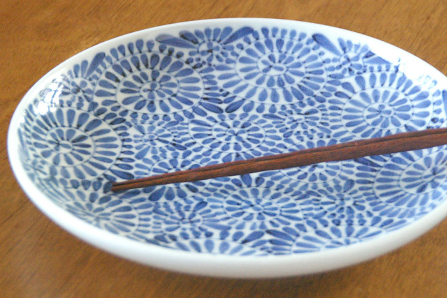 和食器・砥部焼 たこ唐草の大皿(8寸)
