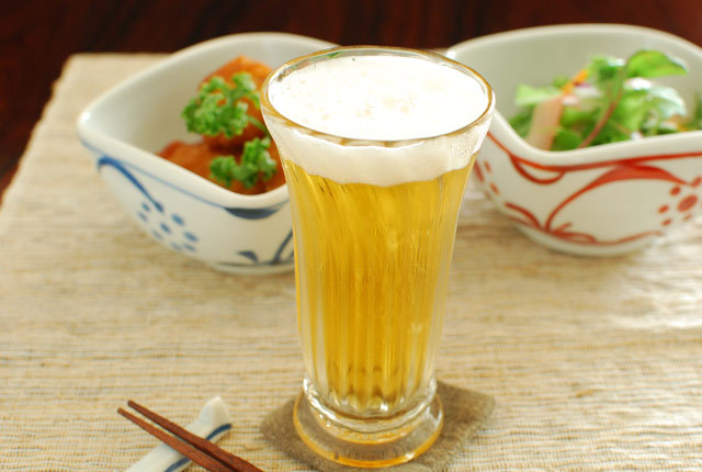 吹きガラス 村上恭一 ひとくちビールグラスにビールを