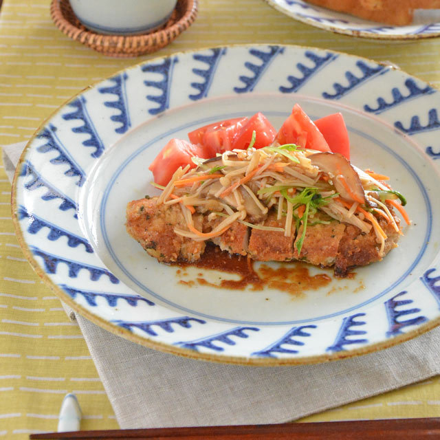 和食器・砥部焼 波模様のリム付皿(8寸)