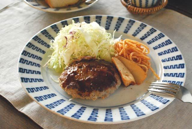 和食器・砥部焼 よろけ縞のリム付皿(8寸)