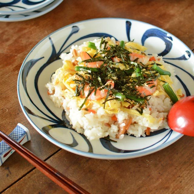 和食器・砥部焼 唐草文の丸平皿(7.5寸)