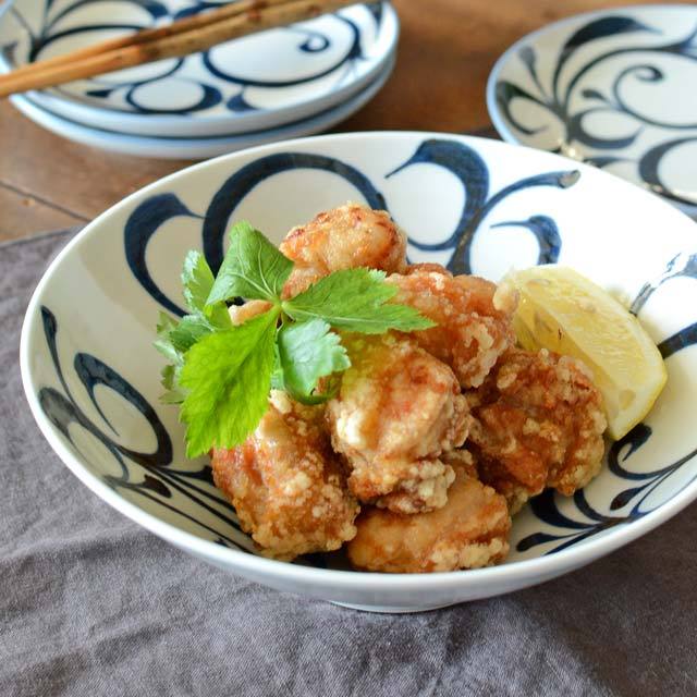 和食器・砥部焼 唐草文の広鉢(7寸)