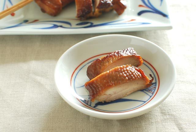 和食器・砥部焼 上絵三方草の小皿(4寸)