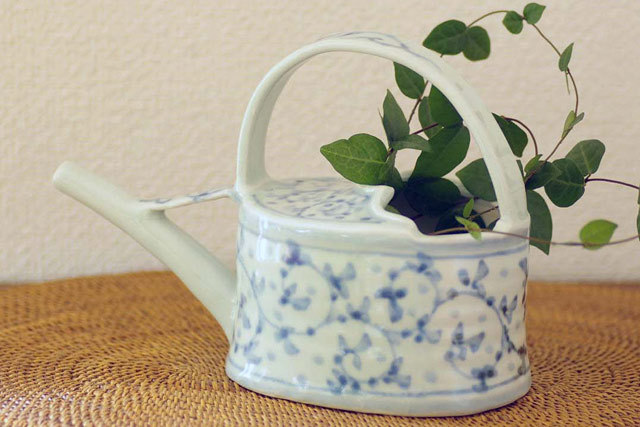 和食器・砥部焼 唐草紋のじょうろ