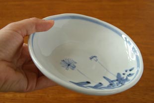 森陶房の銘々皿 たんぽぽを手に持って