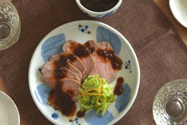 砥部焼・森陶房 ブルー木の葉の丸皿(6寸)にローストビーフを