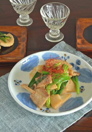 砥部焼・森陶房 ブルー木の葉の丸皿(6寸)に中華炒めを