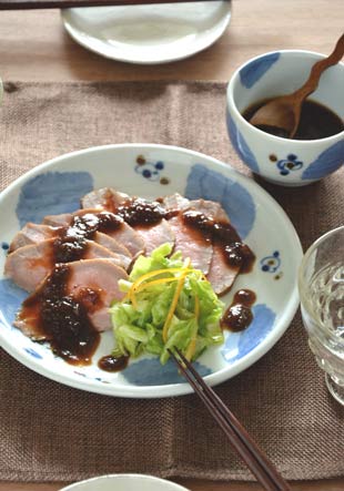 砥部焼・森陶房 ブルー木の葉の丸皿(6寸)にローストビーフを