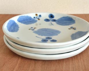 砥部焼・森陶房 ブルー木の葉の丸皿(6寸)を重ねて