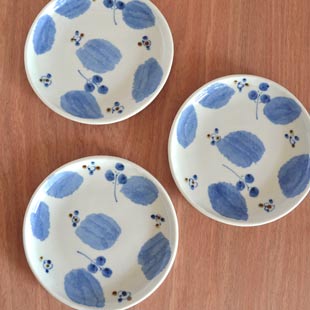 砥部焼・森陶房 ブルー木の葉の丸皿(6寸)を並べて