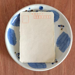 砥部焼・森陶房 ブルー木の葉の丸皿(6寸)をはがきと比較して