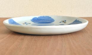 砥部焼・森陶房 ブルー木の葉の丸皿(6寸)を横から見て