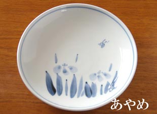 砥部焼・森陶房 あやめの大皿の絵付け