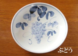 砥部焼・森陶房 ぶどうの大皿の絵付け