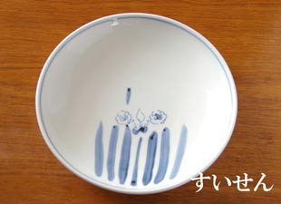 砥部焼・森陶房 すいせんの大皿の絵付け